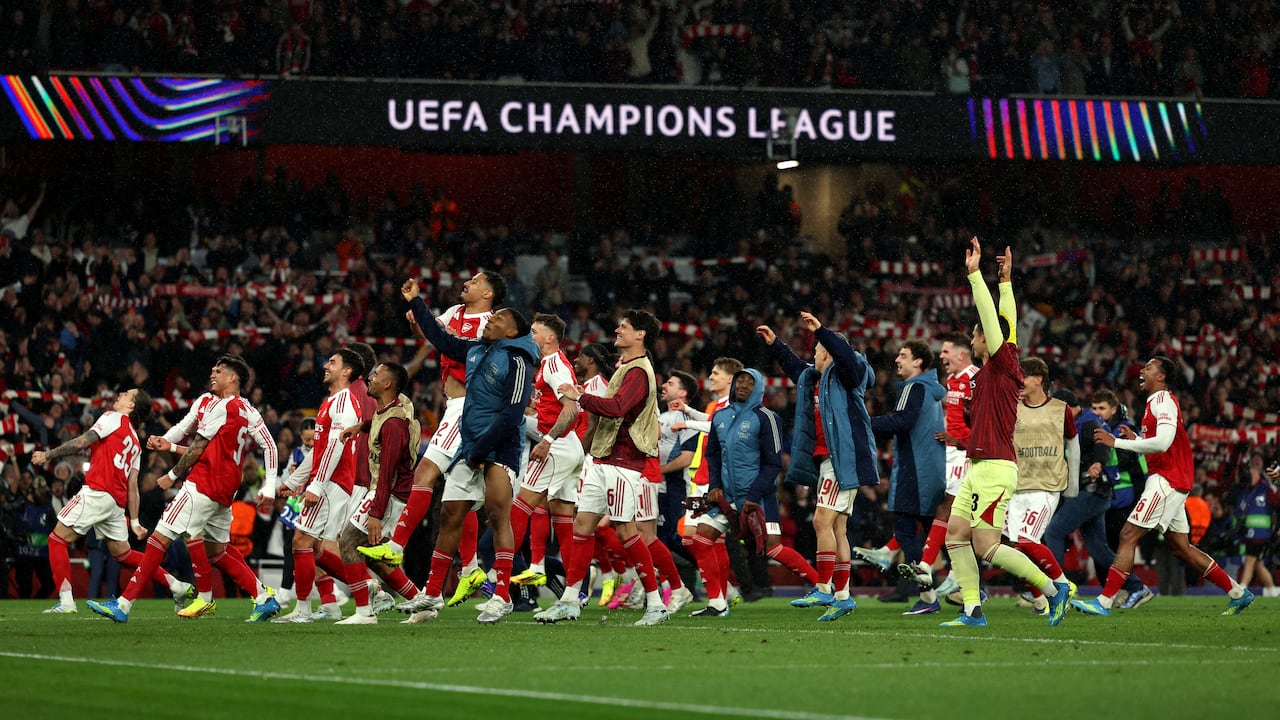 Los jugadores del Arsenal celebran la victoria en el partido de vuelta de las semifinales de la Liga de Campeones de la UEFA entre el Arsenal y el Atlético de Madrid en el Emirates Stadium, al norte de Londres, el 5 de mayo de 2026. (Foto de Adrian Dennis / AFP)