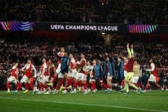 Los jugadores del Arsenal celebran la victoria en el partido de vuelta de las semifinales de la Liga de Campeones de la UEFA entre el Arsenal y el Atlético de Madrid en el Emirates Stadium, al norte de Londres, el 5 de mayo de 2026. (Foto de Adrian Dennis / AFP)