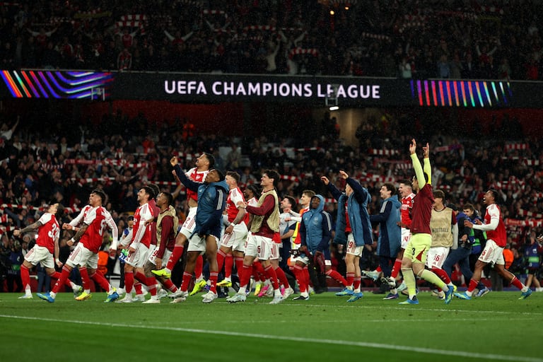 Los jugadores del Arsenal celebran la victoria en el partido de vuelta de las semifinales de la Liga de Campeones de la UEFA entre el Arsenal y el Atlético de Madrid en el Emirates Stadium, al norte de Londres, el 5 de mayo de 2026. (Foto de Adrian Dennis / AFP)