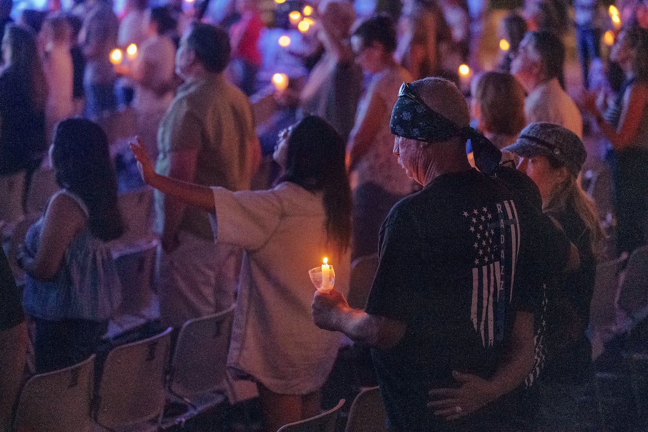 Alrededor del mundo se cree en el poder de la oración como un impulso para conectar con las fuerzas divinas. (AP Photo/Damian Dovarganes)