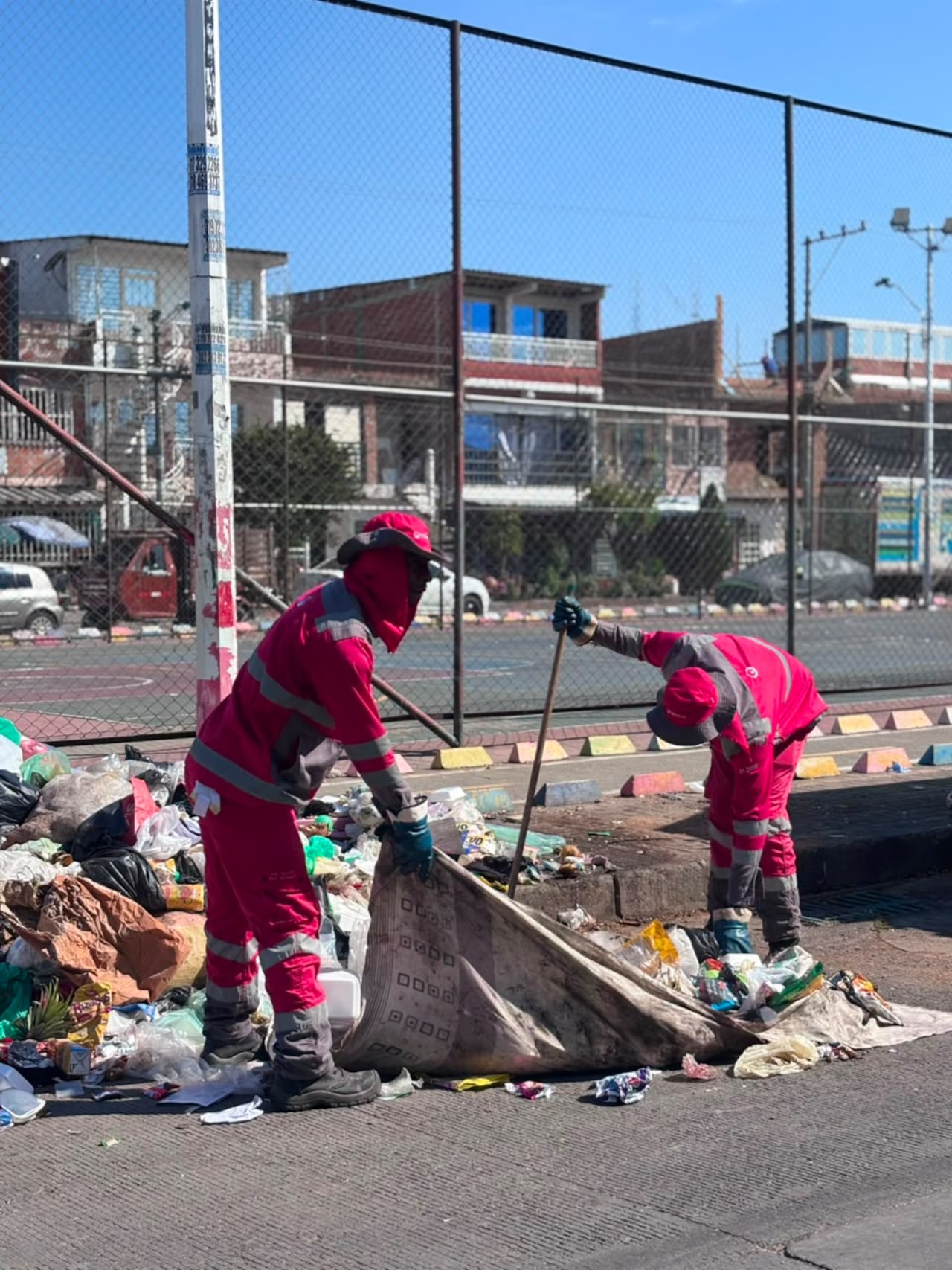 En localidades como Palmira, Buga, Tuluá, La Unión y Zarzal se mantiene la prestación habitual de los servicios de recolección, barrido, poda de árboles y corte de césped.