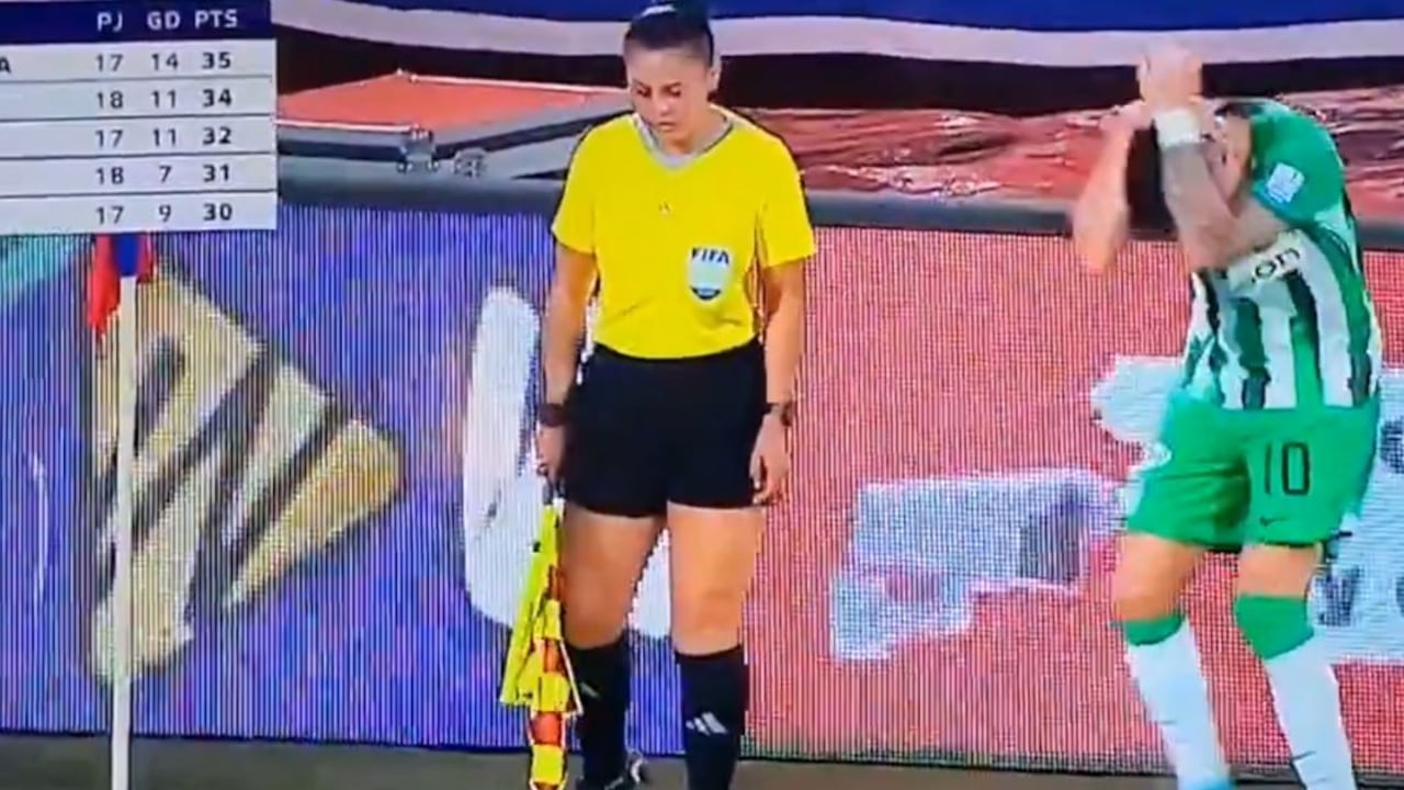 En ese momento Cepellini se agarró con sus manos y tuvo muestras de dolor, luego fue atendido en el terreno de juego.