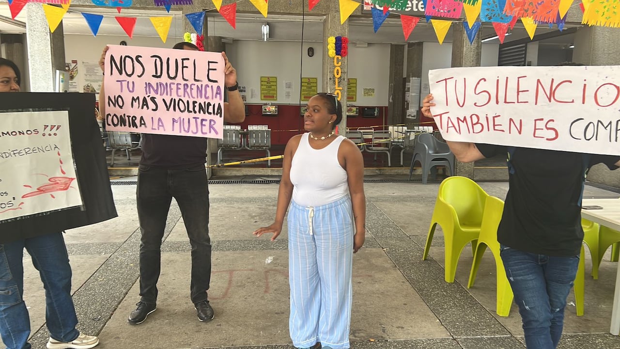 Un grupo de estudiantes de la Universidad del Valle protagonizó un plantón este viernes en la sede de San Fernando
