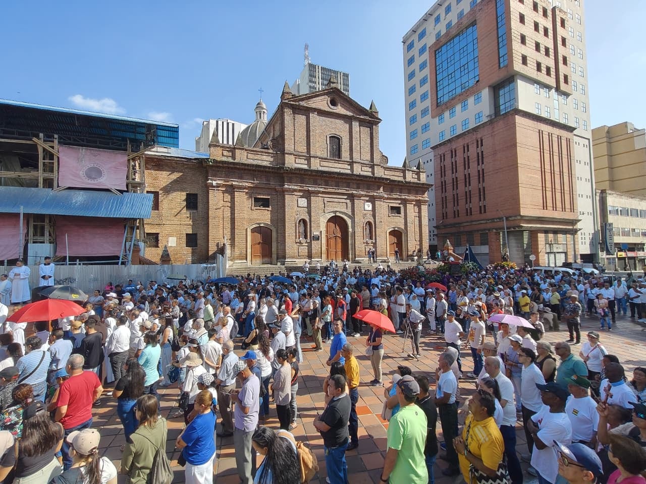 En la Plaza de San Francisco, justo frente a la Gobernación del Valle, la marea de fieles se detuvo para elevar plegarias específicas por la seguridad regional.