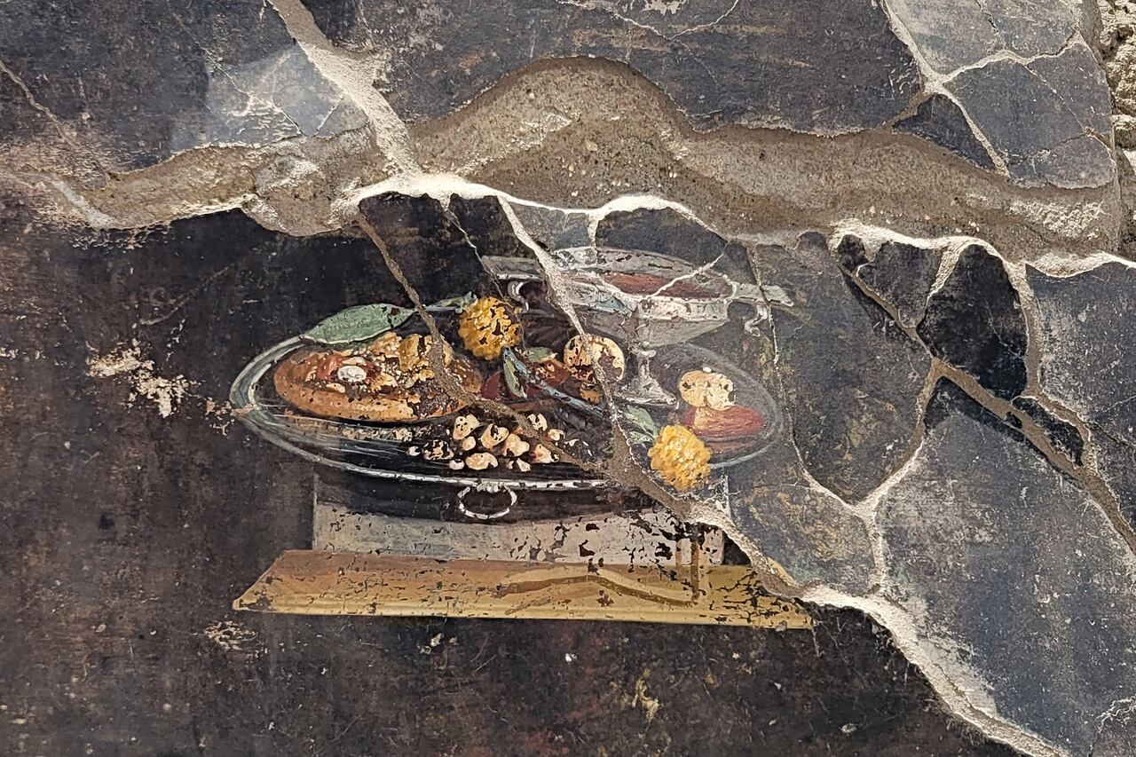 Los arqueólogos de Pompeya dijeron el 27 de junio que habían descubierto en un fresco antiguo el precursor de la pizza moderna, pero sin el queso ni los tomates. Se cree que el fresco se refiere a los "obsequios hospitalarios" ofrecidos a los invitados, siguiendo una tradición griega anterior a los romanos.
