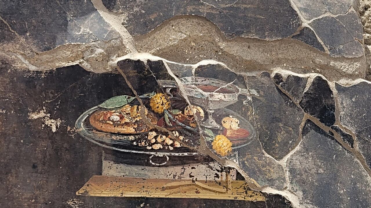 Los arqueólogos de Pompeya dijeron el 27 de junio que habían descubierto en un fresco antiguo el precursor de la pizza moderna, pero sin el queso ni los tomates. Se cree que el fresco se refiere a los "obsequios hospitalarios" ofrecidos a los invitados, siguiendo una tradición griega anterior a los romanos.