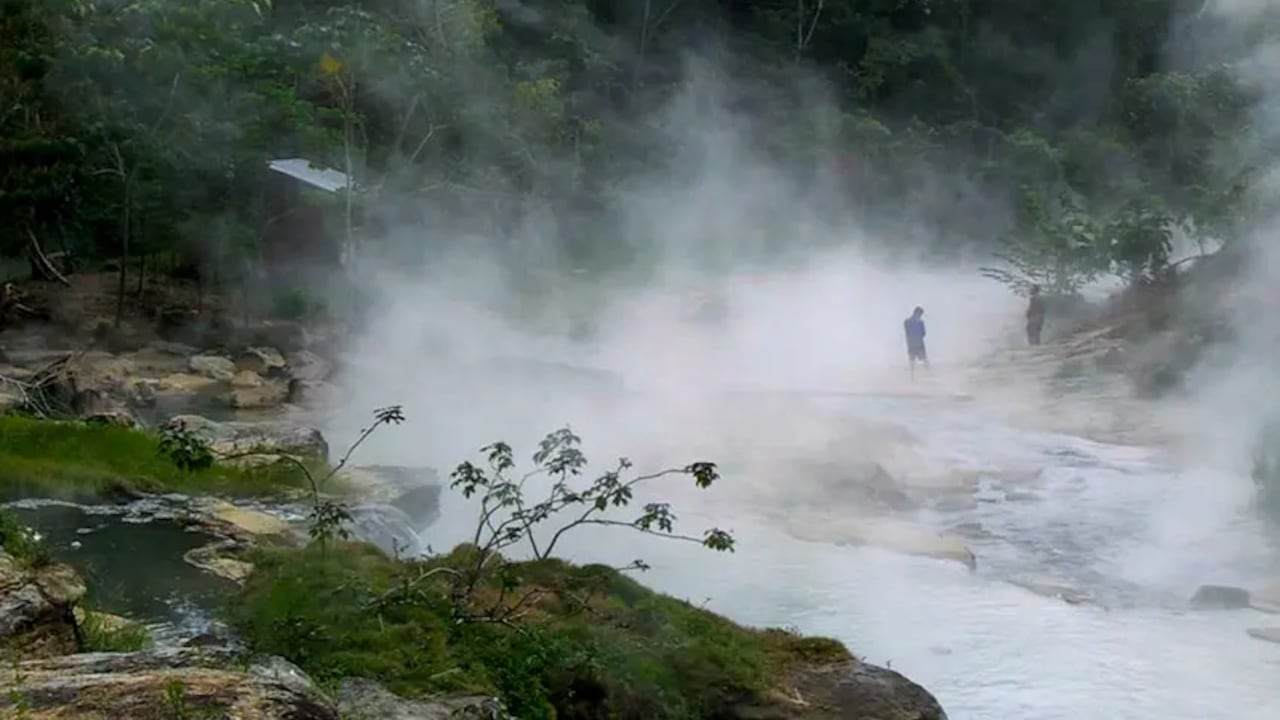 El afluente tiene temperaturas extremas en algunos tramos, que alcanzan los 90 grados centígrados.