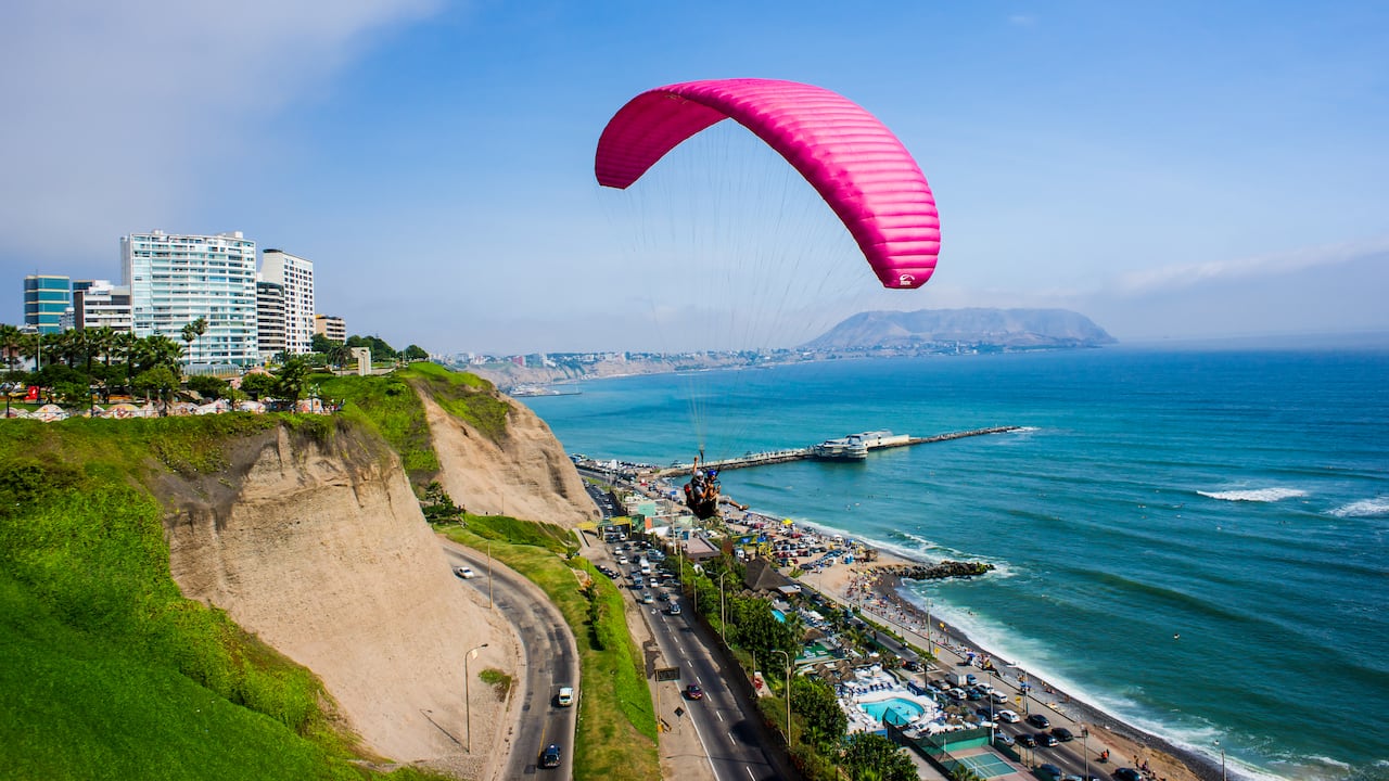 Miraflores es uno de los distritos turísticos más reconocidos de Lima. Se caracteriza por su paisaje, una postal que combina altos edificios y la playa bañada por el mar