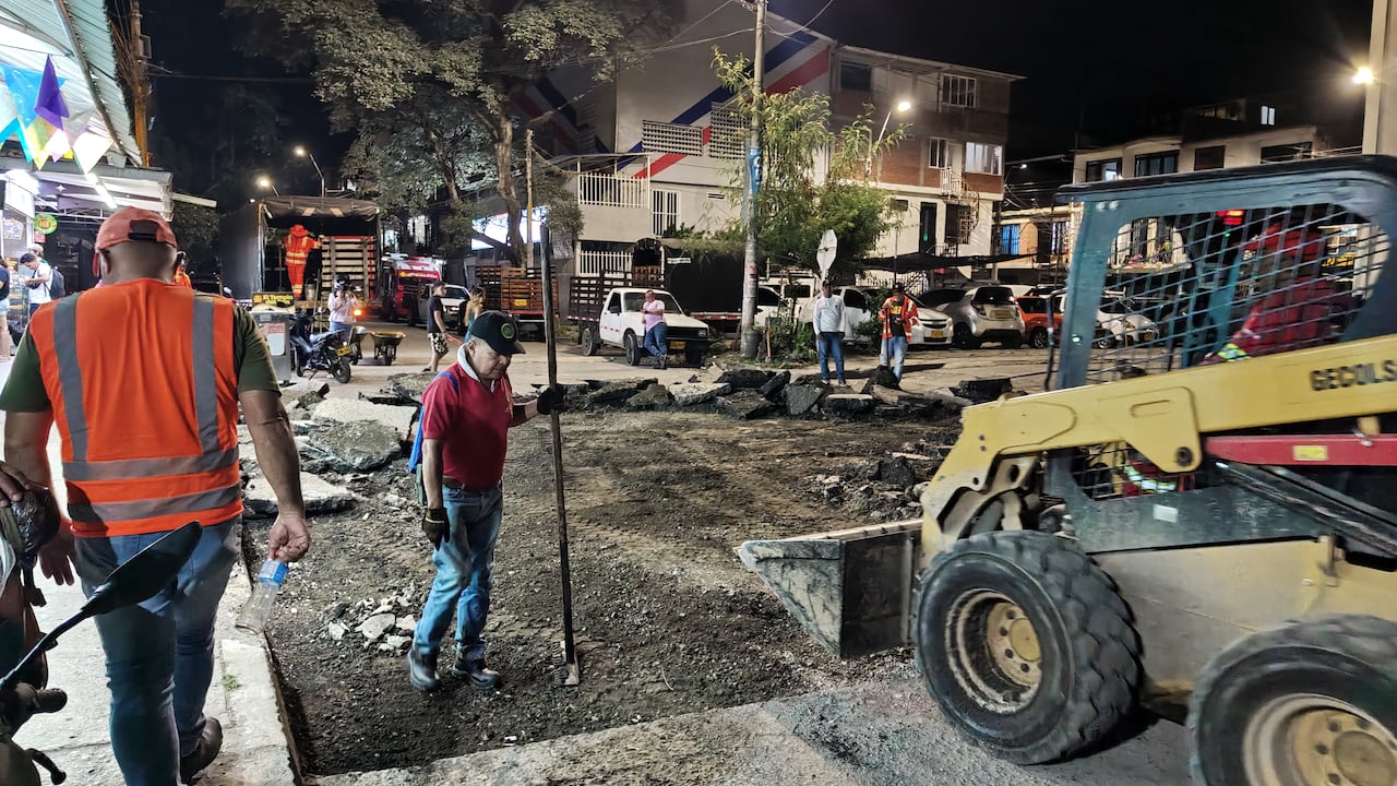 Un gran hueco que había generado varios accidentes en la Cra. 25 #121-89 del barrio Ciudadela del Río frente a Decepaz fue levantado junto con todo el pavimento que se encontraba en mal estado, con maquinaria y trabajadores del municipio. Foto: Jorge Orozco.