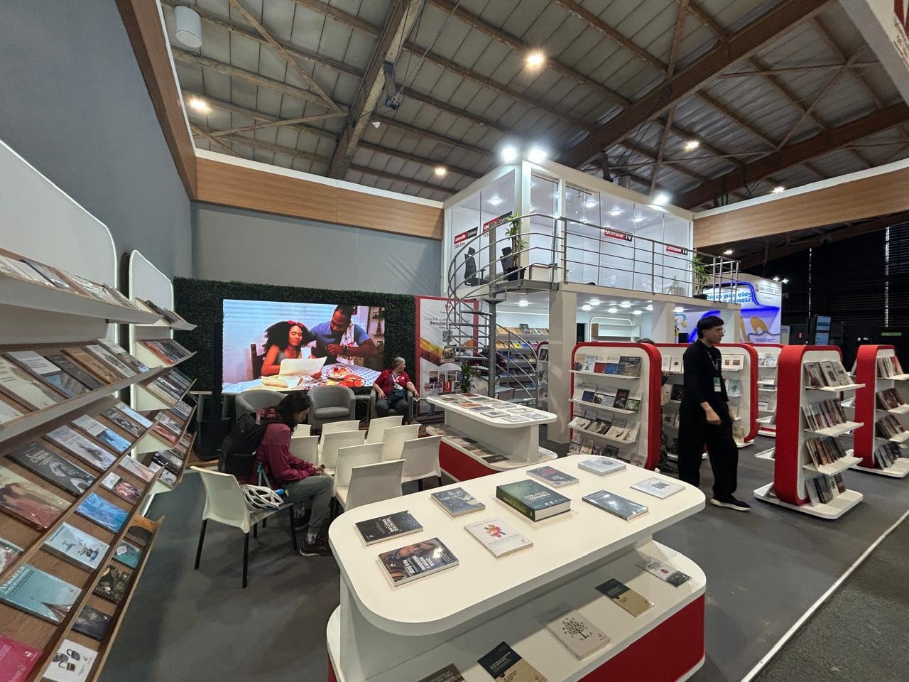 Stand de Univalle en la FILBo reúne autores y presenta nuevas obras
