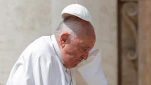 El Papa Francisco sostiene su gorra mientras sube al Papamóvil el día de la audiencia general semanal en la Plaza de San Pedro en el Vaticano, el 15 de mayo de 2024.