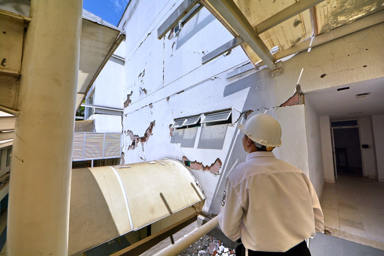 La torre de consulta externa del Hospital Carlos Holmes Trujillo, ubicado en el oriente de Cali, quedó en riesgo de colapso e inhabilitada completamente debido a los graves daños estructurales causados por el terremoto del pasado 10 de agosto de 2026. El sismo afectó sus ascensores, escaleras, muros y fachadas, obligando a evacuar los 40 consultorios que operaban en esa sede.