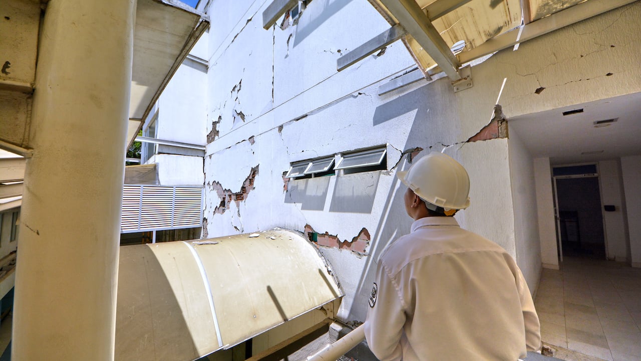 La torre de consulta externa del Hospital Carlos Holmes Trujillo, ubicado en el oriente de Cali, quedó en riesgo de colapso e inhabilitada completamente debido a los graves daños estructurales causados por el terremoto del pasado 10 de agosto de 2026. El sismo afectó sus ascensores, escaleras, muros y fachadas, obligando a evacuar los 40 consultorios que operaban en esa sede.