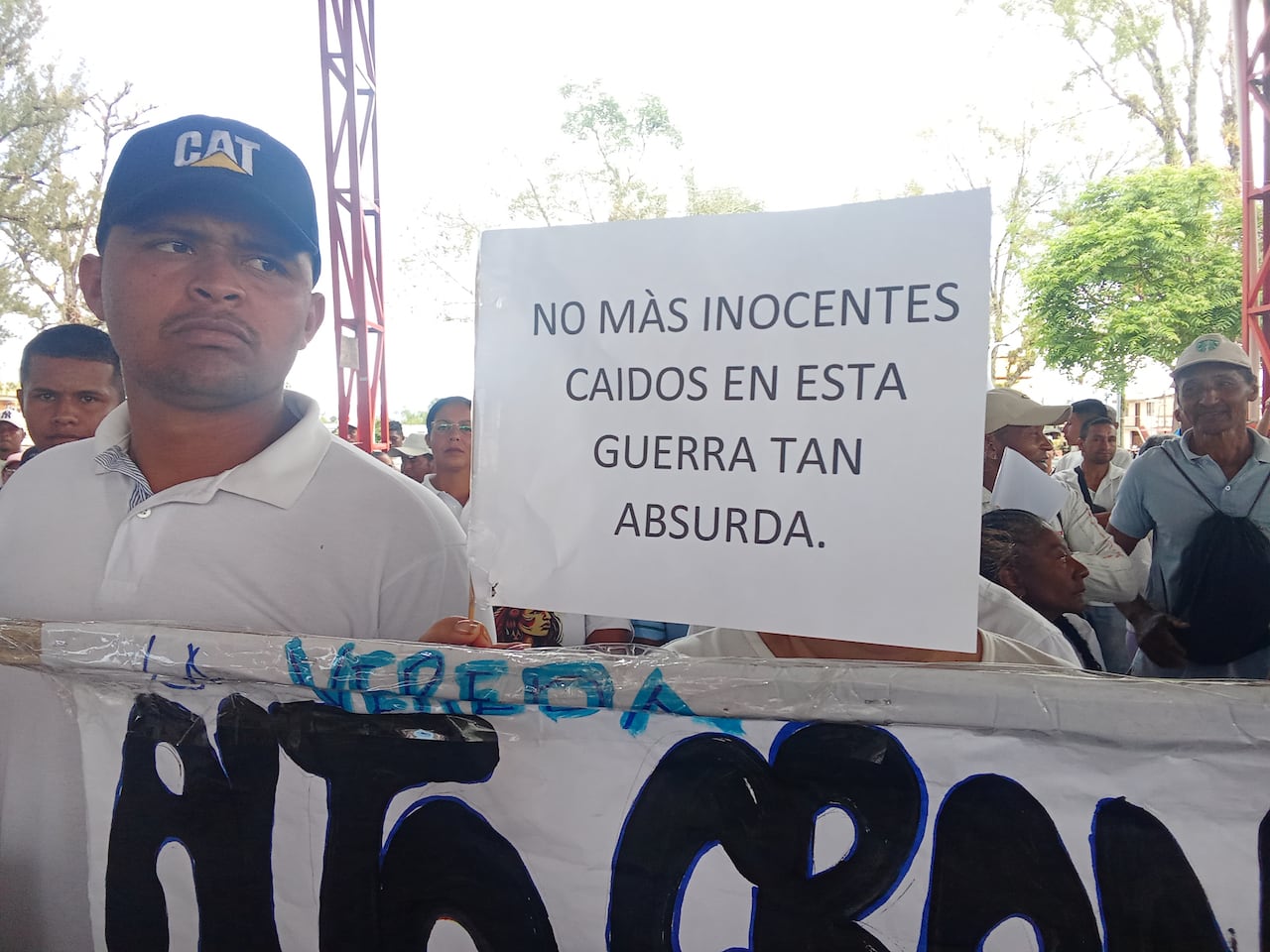 Las comunidades de la zona rural de Cajibío, especialmente del corregimiento de La Pedregosa, adelantan el sepelio colectivo de las diez mujeres y tres hombres que fallecieron en el atentado en el sector de El Túnel de la vía Popayán-Cali o Panamericana.