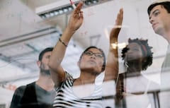 Trabajadores de HP dentro de la estrategia sostenible de la empresa.
HP
6/7/2021