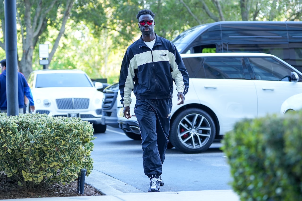 Dávinson Sánchez hace su arribo al hotel de concentración de la Selección Colombia en Orlando.