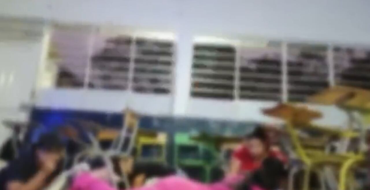 Un video que circula en redes sociales muestra cómo un grupo de docentes se refugió en un salón.