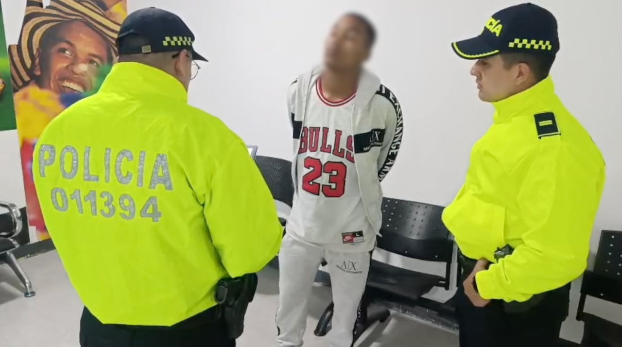 En su historial judicial figura una condena previa en el extranjero, luego de ser sorprendido en flagrancia portando un arma de fuego, conducta tipificada como tenencia ilegal de arma de fuego en Chile.