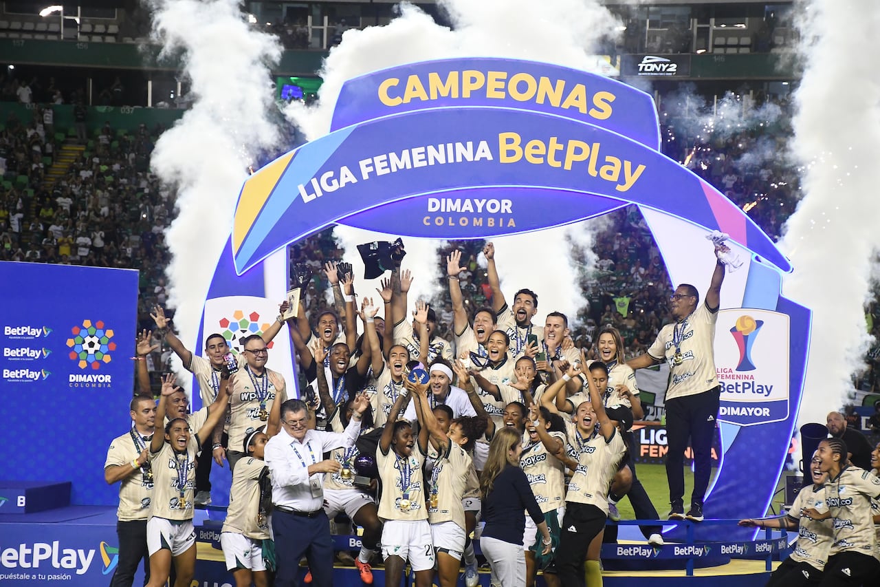 Fútbol: Deportivo Cali, campeón de la Liga Betplay Femenino del fútbol colombiano 2025, venciendo a Independiente Santa Fé en los tiros penalty: Foto José L Guzmán. EL País.