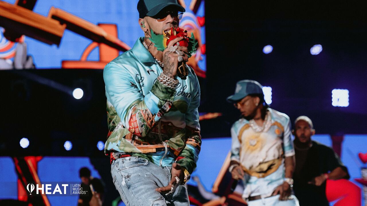 El director artístico del Grupo Niche con los vocalistas actuales, recibiendo el premio Heat a una carrera legendaria. Foto abajo: Cantante urbano Annuel, quien fue el ganador de un Heat por su carrera musical.