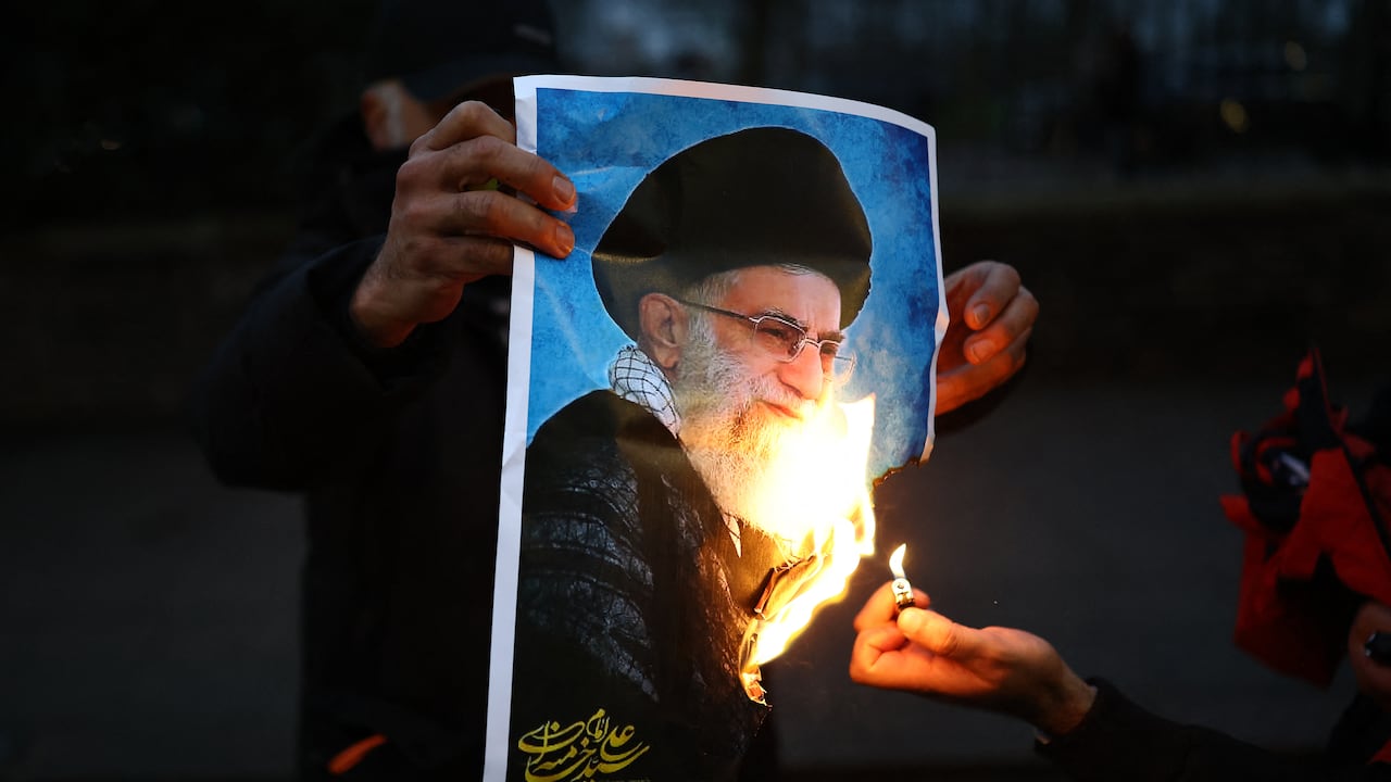 Manifestantes contra el régimen iraní queman una imagen del ayatolá Alí Jamenei durante una concentración frente a la embajada de Irán, en el centro de Londres