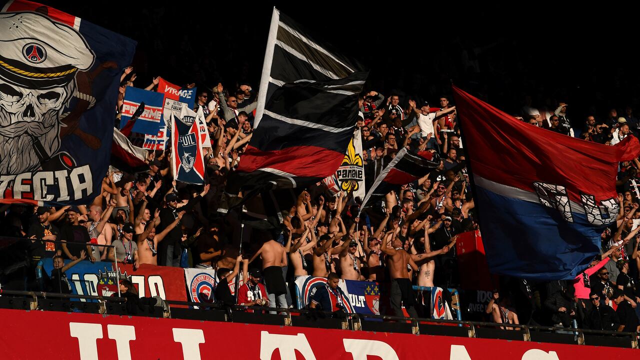 Los seguidores del Paris Saint-Germain aplauden detrás de una pancarta que dice "Ultras Paris" durante el partido de fútbol de la L1 francesa entre el Paris Saint-Germain y el Nimes en el Parque de los Príncipes de París el 23 de febrero de 2019. (Foto de FRANCK FIFE / AFP)