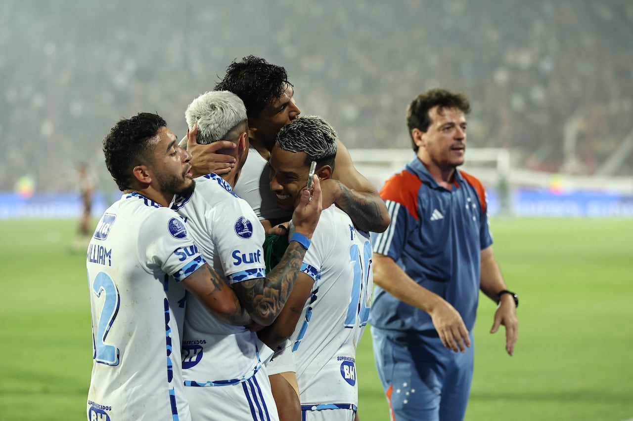 Los jugadores del Cruzeiro celebran junto a su entrenador Fernando Diniz tras ganar el partido de vuelta de la semifinal de la Copa Sudamericana.