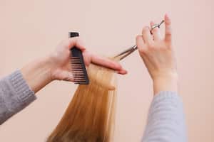 Cortar el pelo es una de las formas más eficaces para mantenerlo sano.