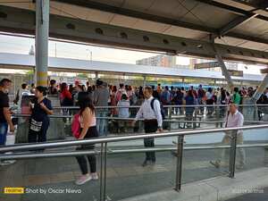 Aglomeración de personas esperando sus rutas en la Terminal de Menga.