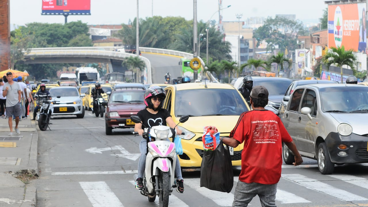 Cali: Tranco de la calle 5 entre cr 13 y 5 nuevo lugar de robo por la poca movilidad generada por el semáforo peatonal que ocasiona el trancón y aprovechan los ladrones para hurta: Foto José L Guzmán. El País. Junio 16-23