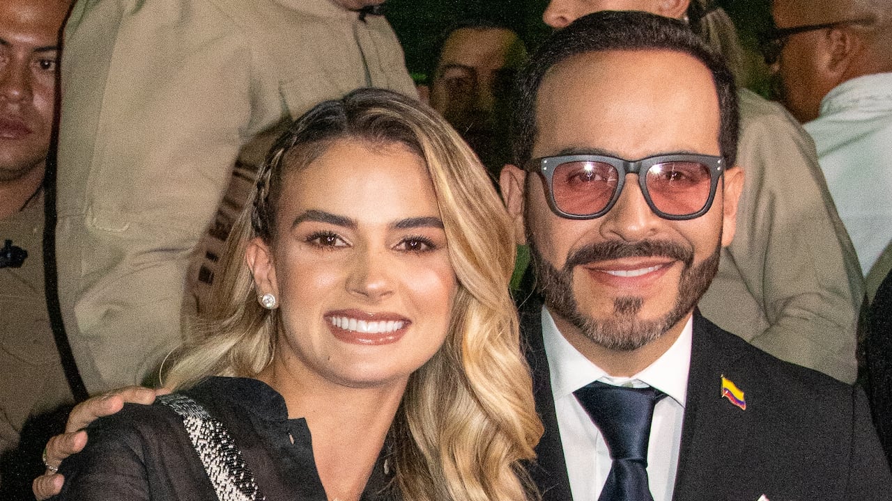 Abelardo De La Espriella junto Ana Lucía Pineda en la pasarela inaugural de Manuela Álvarez en Colombiamoda 2026.