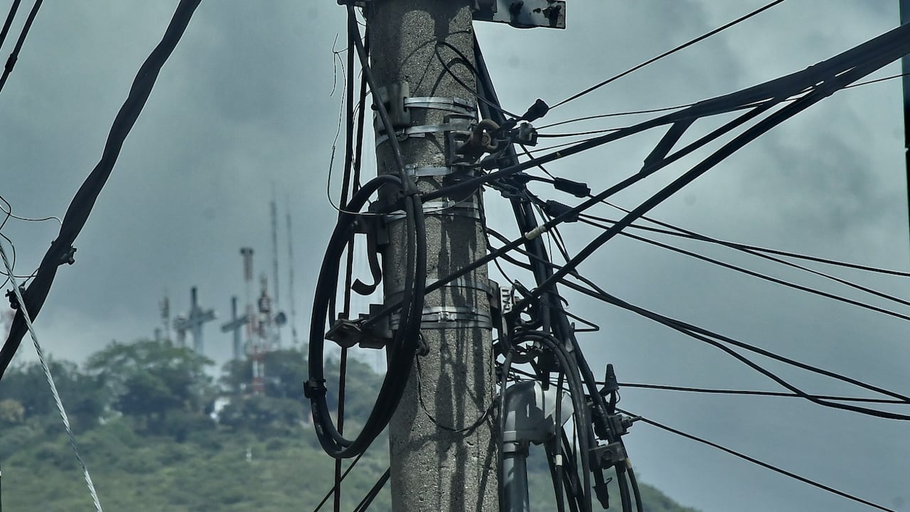 Cables en los postes de Cali