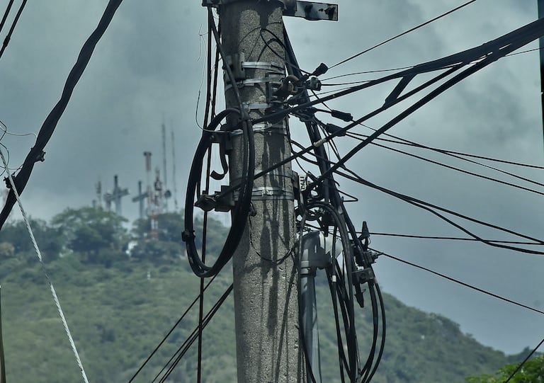 Cables en los postes de Cali