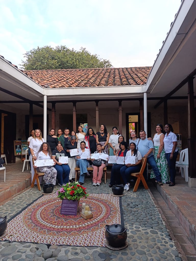 Las protagonistas de ‘Mujeres Tejiendo Memoria’ participaron en el lanzamiento del podcast, una iniciativa que reúne relatos de madres buscadoras, sobrevivientes de violencia sexual y lideresas del territorio ancestral de Mulaló.