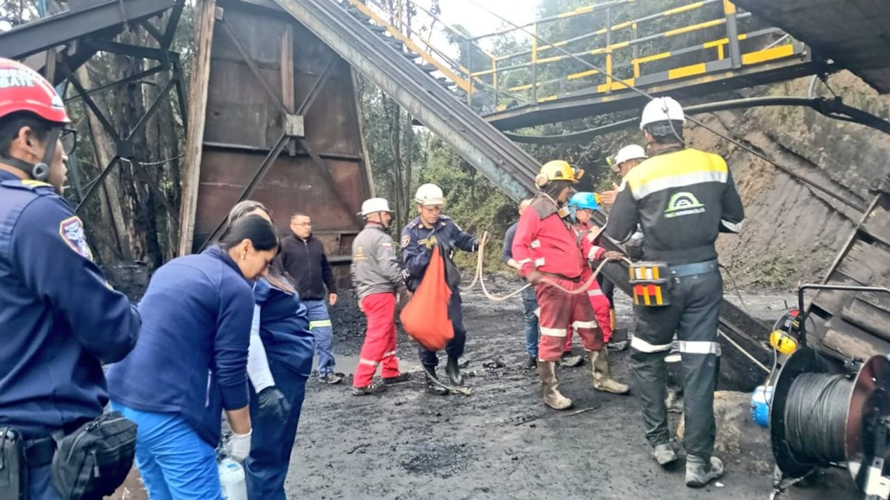 Organismos de socorro tratan de rescatar a 12 mineros tras explosión en Sutatausa.