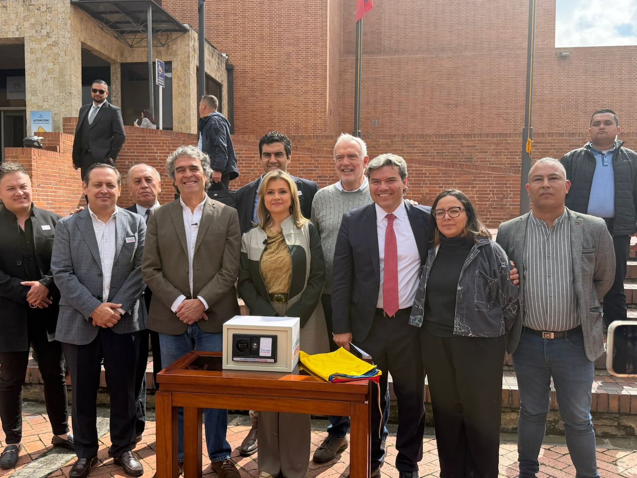 Sergio Fajardo y Edna Bonilla lideran iniciativa de recolección de firmas para defender la Constitución de 1991.