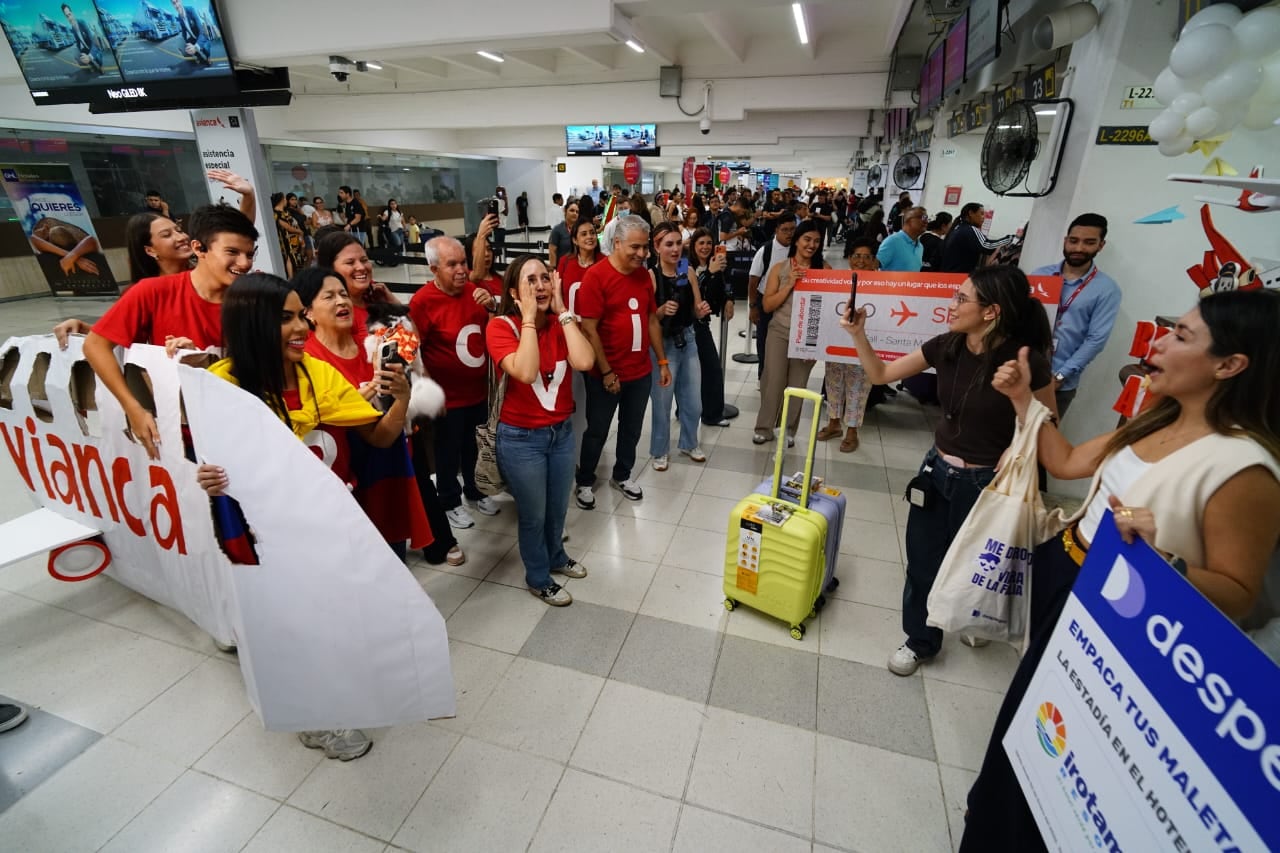 Familia de avión de cartón de Avianca recibieron viaje real por parte de la aerolínea.