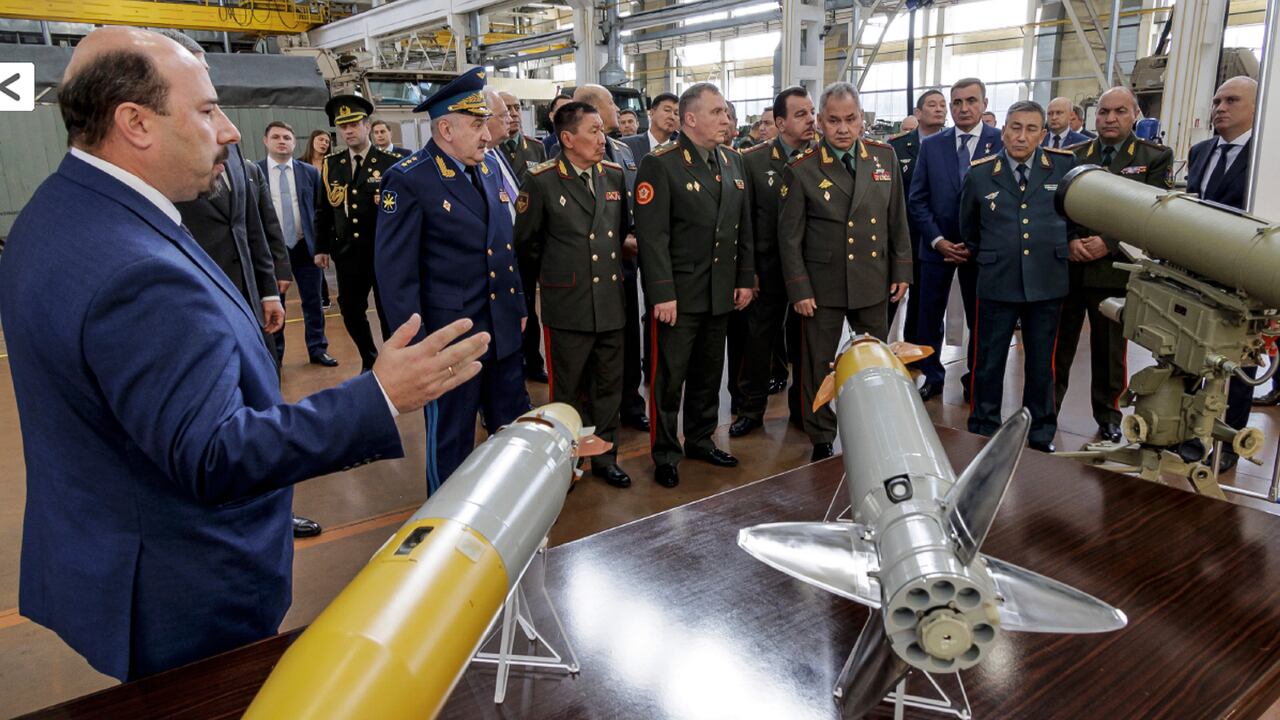 El ministro de Defensa ruso, Sergei Shoigu, de centro derecha, y los ministros de Defensa del Consejo de la Comunidad de Estados Independientes (CEI) visitan una planta militar en Tula, Rusia.