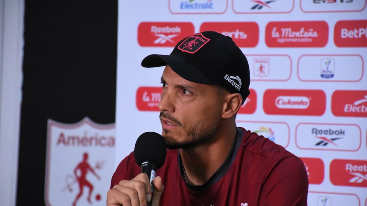 David González, director técnico del América de Cali, durante una conferencia de prensa.