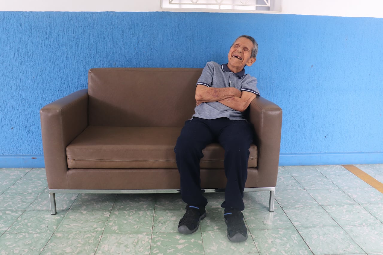 Apolinar, "polo" o "polito" no tiene apellido ni cédula, tiene retraso mental y es sordo ciego, de sus 91 años lleva 80 viviendo en el Instituto de niños ciego y sordos porque nunca fue adoptado, nadie sabe ya de dónde llegó.