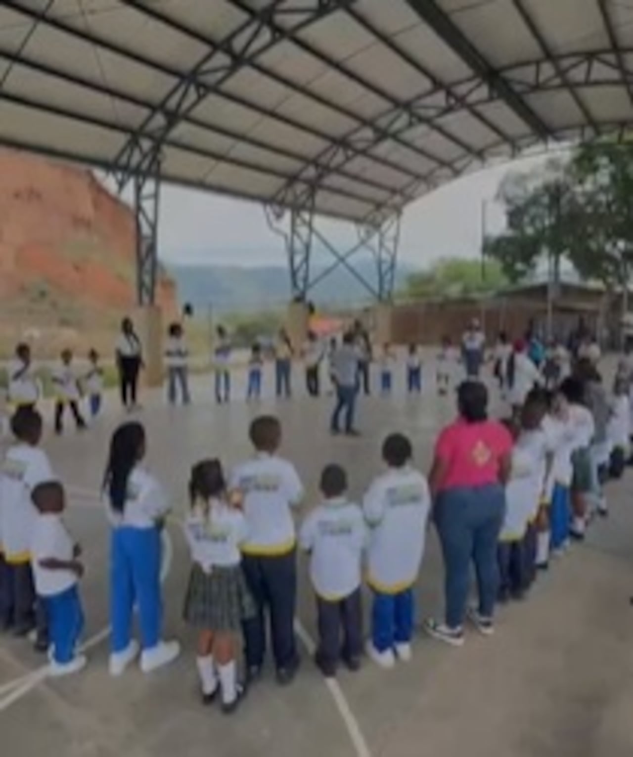 Niños, familias y líderes comunitarios de Yolombó participaron en una jornada simbólica de oración por la recuperación de Dilan Andrés Silva.
