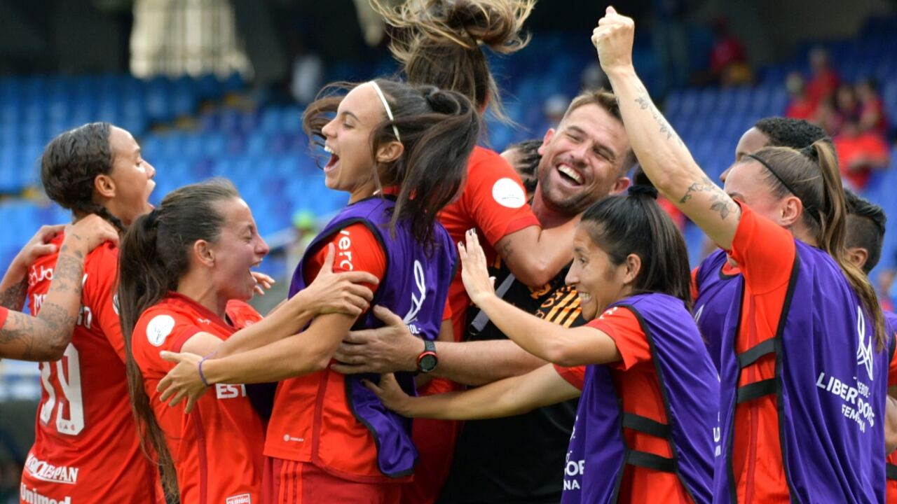 Copa Libertadores Femenino
En el estadio Pascual guerrero de cali, partido Internacional de Puerto Alegre de Brasil de rojo vs Nacional de Uruguay de blanco.