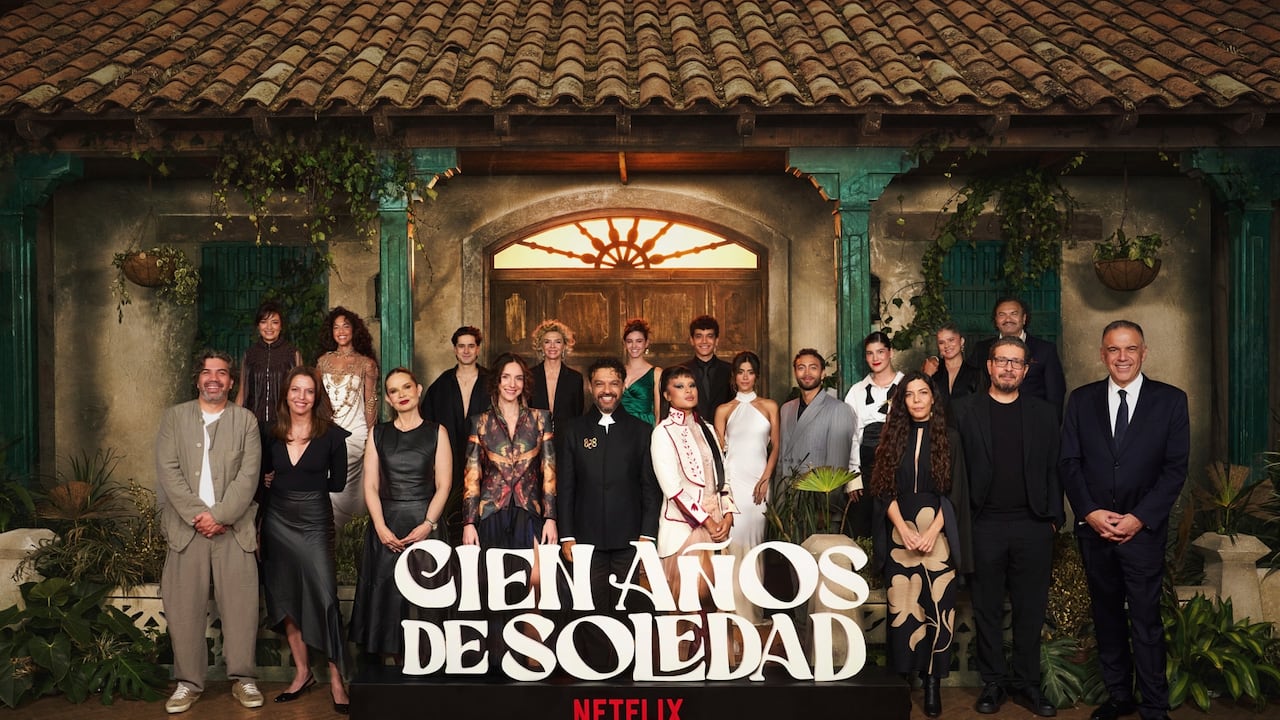 Junto a más de 350 invitados, el Teatro Mayor Julio Mario Santo Domingo fue el escenario elegido para la premiere de la segunda temporada de Cien años de soledad.