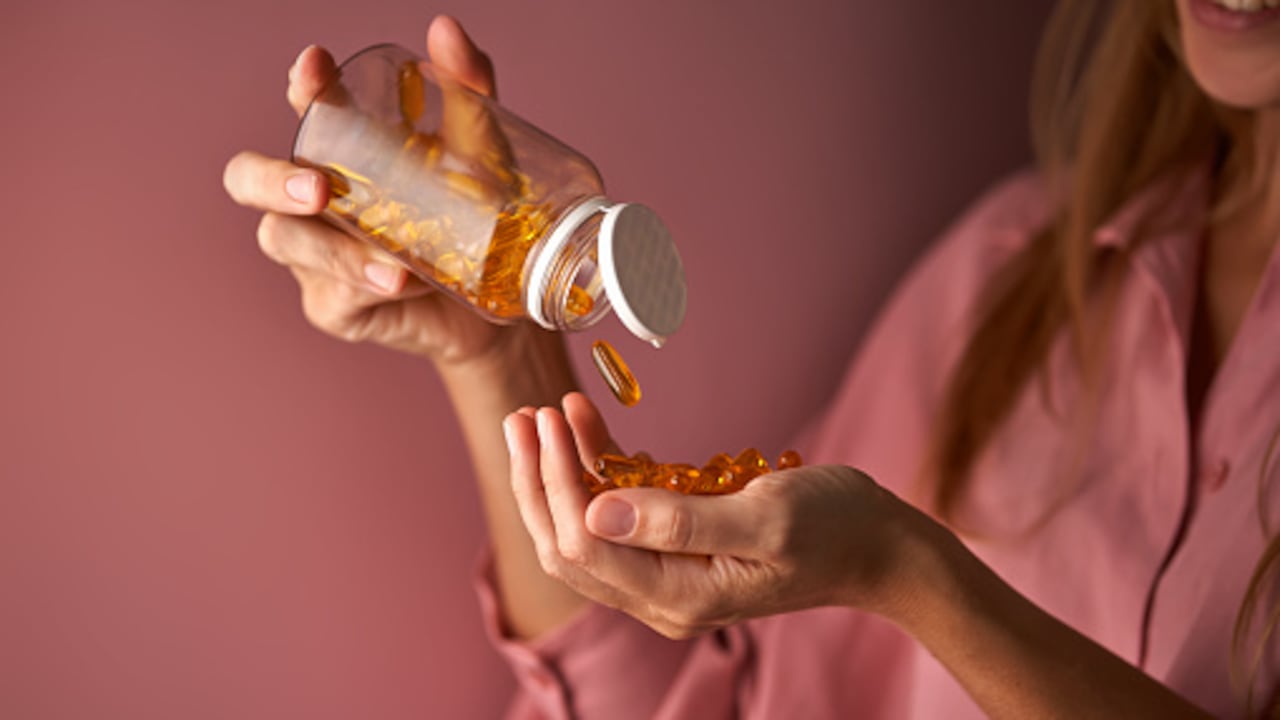 La vitamina E se puede usar para el cuidado del cabello y prevenir la caída del mismo.