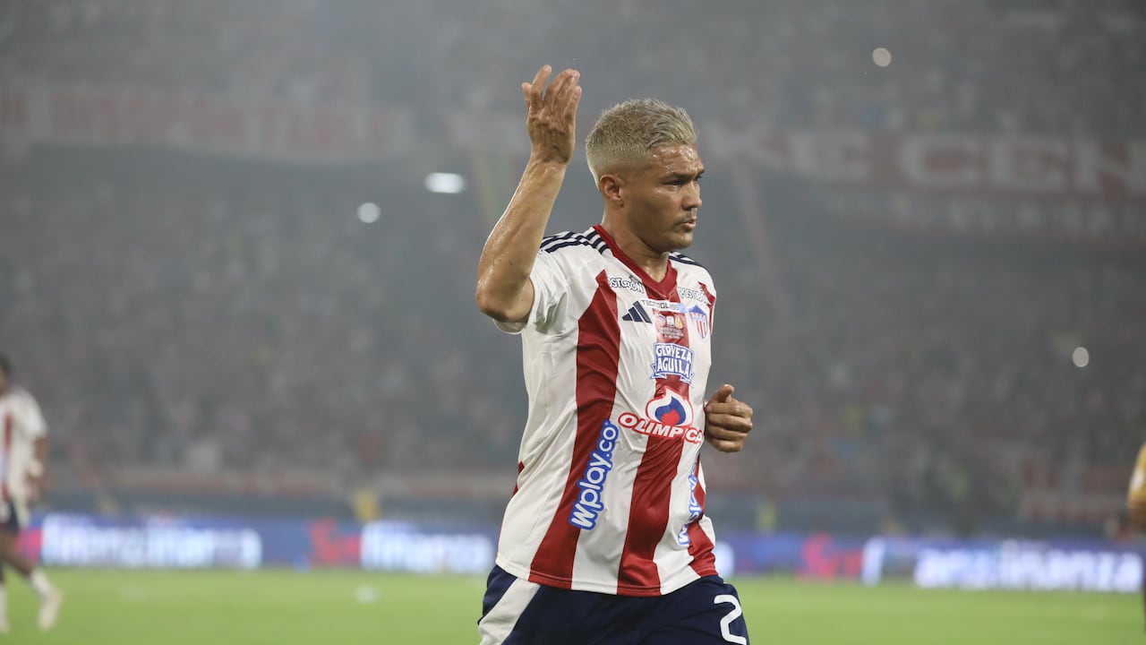 Teófilo Gutiérrez levantando a la afición en el Estadio Metropolitano.
