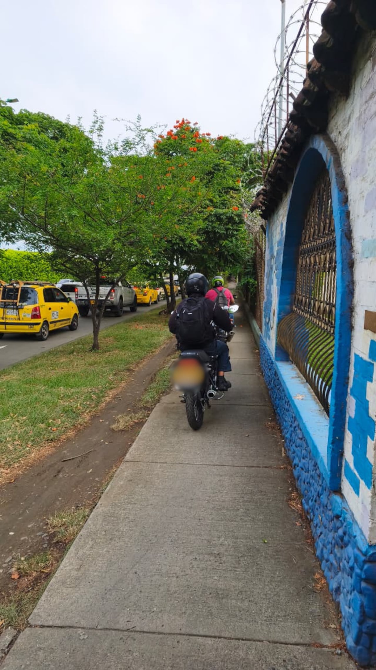 Vecinos piden mayor control ante la presencia frecuente de motos en el andén en inmediaciones del aguaparque de La Caña.