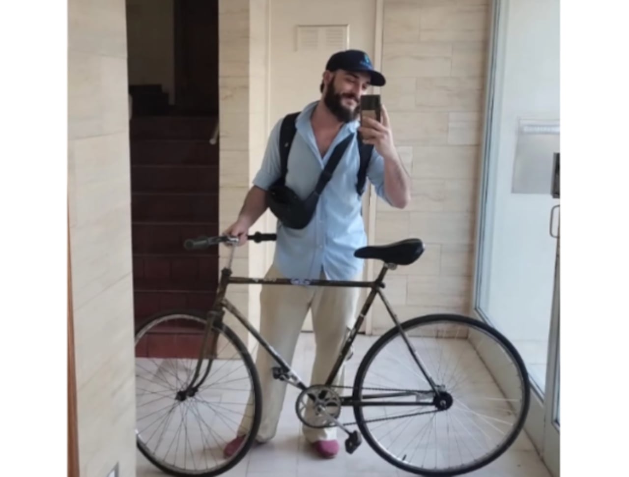 El joven aseguró que intentó pedir orientación a un uniformado para presentar la denuncia, pero afirmó que no recibió información ni acompañamiento.