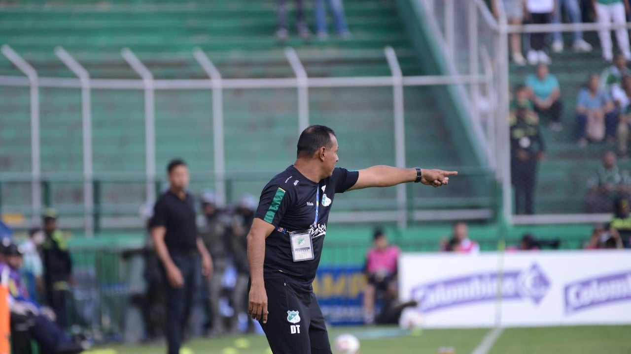 Jhon Alber Ortiz, técnico del Deportivo Cali Femenino, da indicaciones a sus jugadoras.
