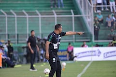 Jhon Alber Ortiz, técnico del Deportivo Cali Femenino, da indicaciones a sus jugadoras.