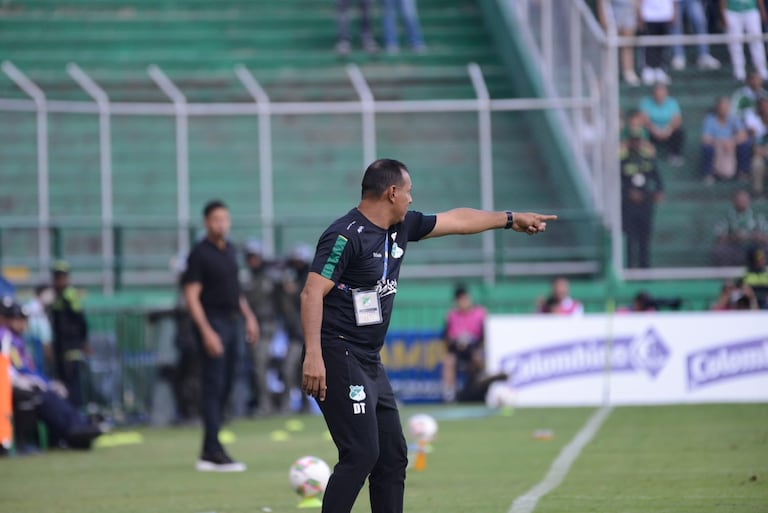 Jhon Alber Ortiz, técnico del Deportivo Cali Femenino, da indicaciones a sus jugadoras.